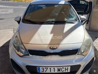 Usado Kia Rio 75 CV (55 kW) 2013 Gris / plata Berlina