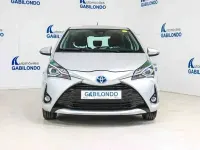 Usado Toyota Yaris Hybrid Advance 100 CV (73 kW) 2019 Gris / plata Berlina