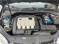 Usado VW Golf IV Highline 105 CV (77 kW) 2005 Gris / plata Berlina