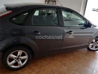 Usado Ford Focus Trend 109 CV (80 kW) 2009 Gris / plata Berlina