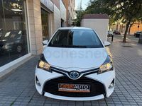 Usado Toyota Yaris Hybrid Active 100 CV (73 kW) 2014 Blanco Berlina