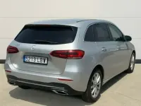 Usado Mercedes B180 136 CV (100 kW) 2019 Gris / plata Utilitario