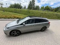 Usado Toyota Auris Hybrid Advance 136 CV (100 kW) 2017 Gris / plata Berlina