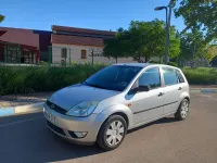 Usado Ford Fiesta Trend 68 CV (50 kW) 2004 Gris Utilitario
