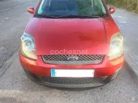 Usado Ford Fiesta Ambiente 70 CV (51 kW) 2007 Rojo Utilitario