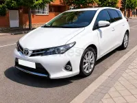 Usado Toyota Auris Active 132 CV (97 kW) 2013 Blanco Berlina