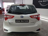 Usado Toyota Yaris Hybrid Active 100 CV (73 kW) 2019 Blanco Berlina