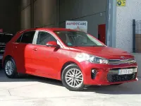 Usado Kia Rio 101 CV (74 kW) 2018 Rojo Berlina