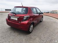 Usado Toyota Yaris Hybrid Active 100 CV (73 kW) 2013 Granate Berlina