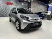 Usado Toyota Aygo X Play 72 CV (52 kW) 2022 Gris / plata SUV
