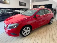 Usado Mercedes A180 Urban 109 CV (80 kW) 2015 Rojo Utilitario