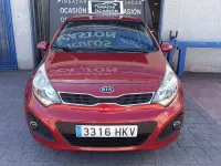 Usado Kia Rio 85 CV (62 kW) 2012 Rojo Berlina