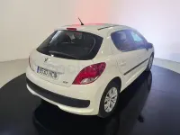 Usado Peugeot 207 70 CV (51 kW) 2011 Blanco Berlina