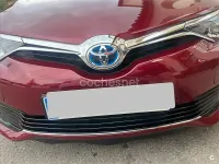 Usado Toyota Auris Hybrid Active 136 CV (100 kW) 2018 Granate Berlina