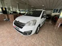 Käytetty Citroën Berlingo Feel 110 HP (80 kW) 2017 Valkoinen Tila-auto