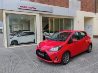 Usado Toyota Yaris Hybrid Active 100 CV (73 kW) 2018 Rojo Berlina