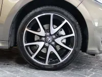 Usado Toyota Yaris Plus 116 CV (85 kW) 2021 Gris Utilitario