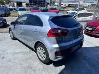 Usado Kia Rio 75 CV (55 kW) 2016 Gris / plata Utilitario