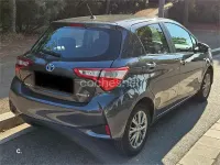 Usado Toyota Yaris Hybrid Active 100 CV (73 kW) 2017 Gris / plata Berlina