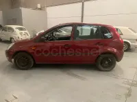 Usado Ford Fiesta Trend 68 CV (50 kW) 2003 Granate Utilitario