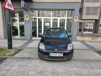 Usado Ford Fiesta Ambiente 70 CV (51 kW) 2008 Negro Utilitario