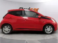 Usado Toyota Aygo X-play 72 CV (52 kW) 2017 Rojo Utilitario