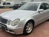 Usado Mercedes E200 122 CV (89 kW) 2005 Gris Berlina