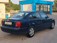Usado VW Passat Comfortline 125 CV (91 kW) 2000 Azul Berlina