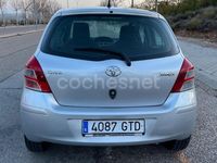 Usado Toyota Yaris Live 90 CV (66 kW) 2010 Gris / plata Berlina