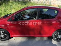 Usado Toyota Aygo Live 68 CV (50 kW) 2010 Rojo Utilitario