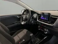 Usado Kia Stonic 100 CV (73 kW) 2025 Gris / plata SUV