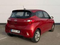 Usado Hyundai i10 67 CV (49 kW) 2022 Rojo Utilitario