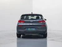 Usado Hyundai i30 140 CV (102 kW) 2018 Gris / plata Berlina