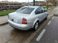 Usado VW Passat Highline 130 CV (95 kW) 2005 Gris / plata Berlina