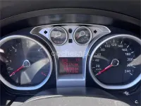 Usado Ford Focus Trend 109 CV (80 kW) 2010 Gris / plata Berlina