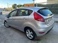 Usado Ford Fiesta Trend 68 CV (50 kW) 2010 Gris / plata Utilitario