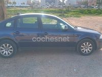 Usado VW Passat Edition 101 CV (74 kW) 2004 Azul Familiar