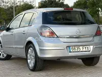 Usado Opel Astra Cosmo 100 CV (73 kW) 2007 Gris / plata Berlina