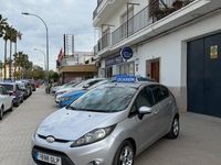 Usado Ford Fiesta Trend 68 CV (50 kW) 2010 Gris / plata Utilitario