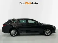 Usado Seat Leon Style 130 CV (95 kW) 2022 Negro Familiar