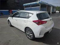 Usado Toyota Auris Hybrid Advance 136 CV (100 kW) 2014 Blanco Berlina