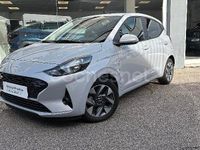 Usado Hyundai i10 63 CV (46 kW) 2025 Gris / plata Utilitario