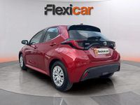 Usado Toyota Yaris Hybrid Active 116 CV (85 kW) 2023 Rojo Utilitario
