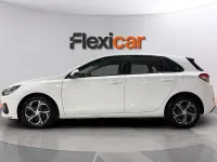 Usado Hyundai i30 120 CV (88 kW) 2021 Blanco Berlina