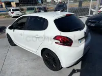 Usado Peugeot 208 Allure 82 CV (60 kW) 2018 Blanco Utilitario