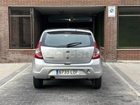 Usado Dacia Sandero Lauréate 75 CV (55 kW) 2011 Gris / plata Berlina