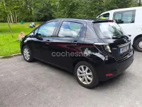 Usado Toyota Yaris Hybrid Active 100 CV (73 kW) 2012 Negro Berlina