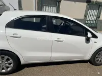 Usado Kia Rio 75 CV (55 kW) 2015 Blanco Berlina