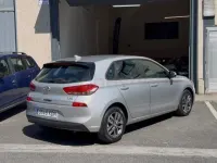 Usado Hyundai i30 120 CV (88 kW) 2017 Gris / plata Berlina
