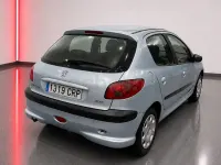 Usado Peugeot 206 70 CV (51 kW) 2003 Gris / plata Berlina